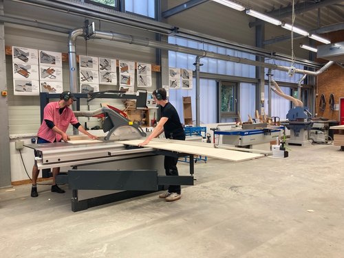 Studierende der Fakultät für Kunst und Design bauen in der Holzwerkstatt der Bauhaus-Universität Weimar die eigens entworfenen Raumtrenner. Foto: Nina-Marie Luderer