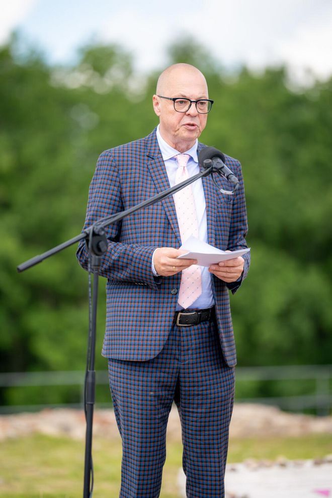 Ralf Kirsten gives a speech at the microphone