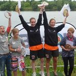 v.l.n.r. Kristin Meisgeier und Lisa Andrae (im grauen Shirt) bei der Siegerehrung auf der 13. Deutschen Betonkanu-Regatta (Bauhaus-Universität Weimar)
