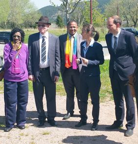 Zu Besuch in Gehlberg (v.l.n.r.): Elizabeth Kameeta, Minister Dr. Zephania Kameeta, S.E. Botschafter Andreas Guibeb, Dolmetscherin Frau Dr. Klein, Jörg Schmid – Referatsleiter – Thüringer Staatskanzlei; Foto: Alexander Gypser
Zu Besuch in Gehlberg (v.l.n.r.): Elizabeth Kameeta, Minister Dr. Zephania Kameeta, S.E. Botschafter Andreas Guibeb, Dolmetscherin Frau Dr. Klein, Jörg Schmid – Referatsleiter – Thüringer Staatskanzlei; Foto: Alexander Gypser