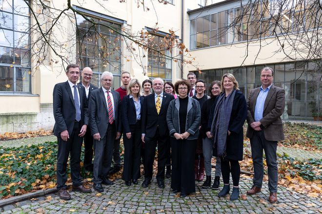 Teilnehmerinnen und Teilnehmer der ersten Sitzung des neuen Universitätsrats der Bauhaus-Universität Weimar, Fotografin: Carolin Klemm. Gruppenfoto des Universitätsrats 2019