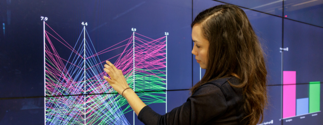 Student of media informatics in front of a screen in the Digital Bauhaus Lab