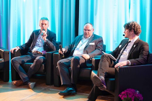 The Chair of the TLPK and President of the Ilmenau University of Technology, Prof. Dr. Kai-Uwe-Sattler, and the Deputy Chair and President of the Ernst Abbe University of Applied Sciences Jena, Prof. Dr. Steffen Teichert, in conversation with Prof. Juan M.V. Garcia, Vice-President for Practice and Research at the University of Music FRANZ LISZT Weimar. Photo: Matthias Frank Schmidt