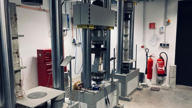 Servohydraulische Prüfmaschine 630 kN