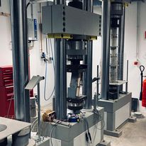 Servohydraulische Prüfmaschine 630 kN