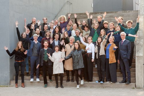 Gruppenfoto mit den ehemaligen und neuen Mitgliedern des Graduiertenkollegs an der Fakultät Medien der Bauhaus-Universität Weimar. (Foto: Andreas Hultsch)