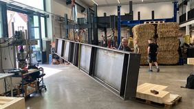 Einheben des Trägers in den Versuchsstand