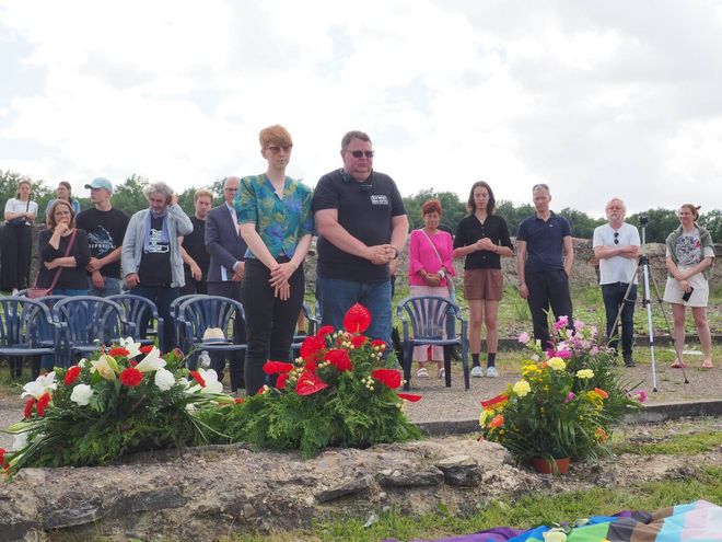 Jessica Daschkeit and Jörgen Heiser in front of the memorial stone for the »Pink Triangle Prisoners«
