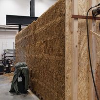 Aufbau der Strohballenwand für den Schubversuch