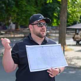 Mann präsentiert Plan von Kreuzung