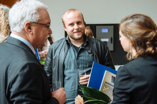 Prof. Beucke im Gespräch mit der Rektorstipendiatin und Gästen