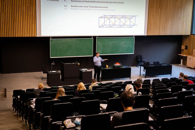 Vorlesung im Audimax des Studiengangs Bauingenieurwesen