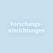 Bauingenieur*innen widmen sich der wissenschaftlichen Erforschung und Entwicklung von Technologien, Methoden und Lösungen im Bereich des Bauwesens. Sie tragen dazu bei, neue Erkenntnisse zu gewinnen, innovative Technologien zu entwickeln und bewährte Praktiken im Bauwesen zu verbessern.