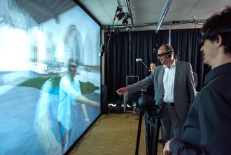 Dr. Alexander Kulik (r.) präsentiert die Möglichkeiten des »stereoskopischen Mehrbenutzer-Systems« im Digital Bauhaus Lab. (Foto: Thomas Müller)