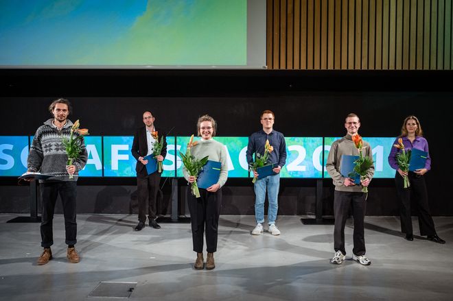 Preisträgerinnen und Preisträger der Hochschulpreise vl. Jonas Josef Duchéne, Dr. phil. Ekkehard Coenen, Lara Hartig, Jörn Schoolmann, Maximilian Hoffmann, Anna Rupp (Foto: Thomas Müller)