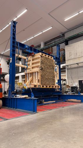 Strohwandaufbau im Wandprüfstand Strohwandaufbau im Wandprüfstand