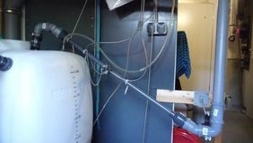 Versuchsanlage mit Auffangbehälter und Armaturen