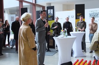 Der Präsident der Universität, Prof. Peter Benz, und die Sprecherin des Graduiertenkollegs, Prof. Dr. Christiane Voss, begrüßen die Gäste im Foyer der Universitätsbibliothek. (Foto: Katarzyna Włoszczyńska)
