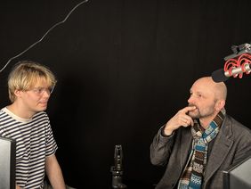 Podcast Host Dr. Simon Frisch (r.), Vizepräsident für Lehre und Lernen, im Gespräch mit Ludwig Lorenz, Student der Informatik, der den Auftakt in der Podcastreihe macht. Foto: Jonas Rieger 