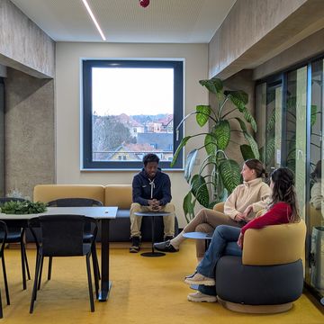 Das modernisierte Gebäude punktet mit hellen, offenen Büro- und Besprechungsräumen, welche bereits von den Mitarbeiter*innen der Fakultät Bau- und Umweltingenieurwissenschaften genutzt werden. Bauhaus-Universität Weimar, Foto: Dana Höftmann