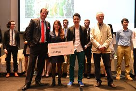 v.l.n.r.: Thomas Oetterli, CEO Schindler Group China, Hoai Phuong Tran und Xuan Duong Bui, Studierende im Master European Urban Studies, Prof. Kees Christiaanse, Wettbewerbsleitung, ETH Zürich (Copyright: Schindler Management Ltd.)