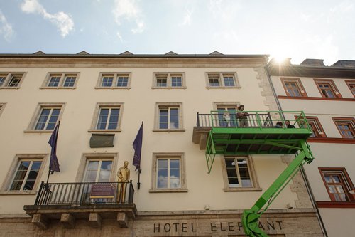 Hannes Neubauer, Peter Krug und Patricia de Paula haben Sofia Dona technisch bei der erneuten Montage ihrer Arbeit »Der Balkon« am Hotel Elephant unterstützt.