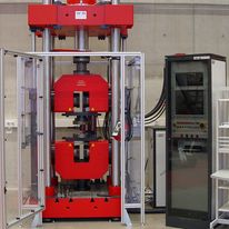Servohydraulische Prüfmaschine 1000 kN