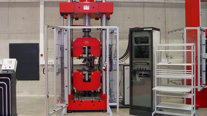 Servohydraulische Prüfmaschine 1000 kN