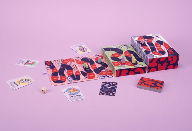 Game setup from »ARTGERECHT« by Anna Buhler: a game board, cards, a die, colourful game pieces and several game boxes are shown on a pink background.