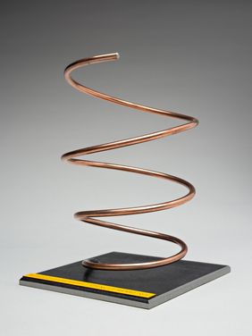 Der Pokal für die Preisträgerin hat die Form einer Sprungfeder auf einer Platte.