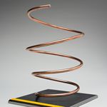 Der Pokal für die Preisträgerin hat die Form einer Sprungfeder auf einer Platte.