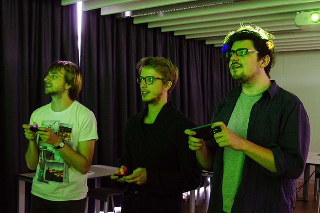 Tim, Andi und Johannes (v.l.) testen bis zur summaery noch alle Funktionen und optimieren das Spiel.