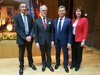 In der Deutschen Botschaft in Moskau: Präsident der Bauhaus-Universität Weimar, Prof. Dr. Winfried Speitkamp, Botschafter der Bundesrepublik Deutschland in Moskau, Rüdiger von Fritsch, Rektor der MGSU Prof. Dr. Andrey Volkov und Vizerektorin International Prof. Elena Gogina. Foto: Raimo Harder 
