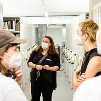 Christiane Tampe führt durch die Magazine
