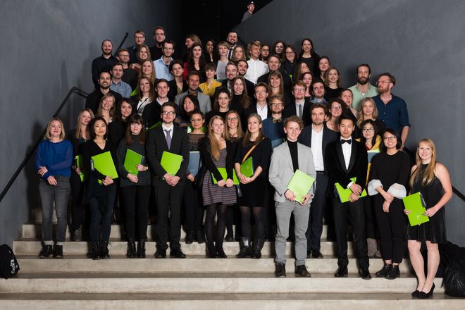Gruppenfoto der Absolventinnen und Absolventen im Master Architektur