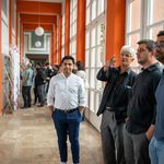 Juli 2019: Dr. Schwarz mit Studierenden des NHRE-Studiengangs während der Poster-Präsentation der »Special Projects« zur summaery 2019. Im Gespräch antwortet er den Studierenden des 3. und 4. Semesters auf ihre Fragen und gibt Hinweise an die Bearbeitenden. (Foto: Thomas Müller) 