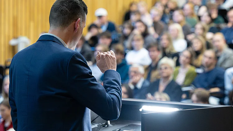 Prof. Peter Benz hat die Universitätspreise während der diesjährigen Immatrikulationsfeier vergeben. Foto: Matthias Eckert