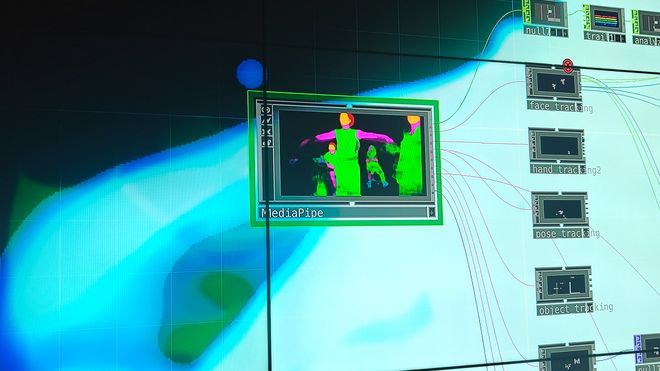 Ausschnitt der TouchDesigner-Oberfläche mit einem Fenster zur Körpererkennung. Farbige Silhouetten zeigen die Echtzeitverfolgung von Personen.