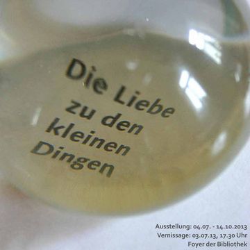 Plakat zur Ausstellung »Die Liebe zu den kleinen Dingen«
