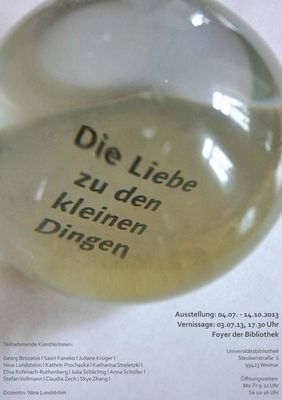Plakat zur Ausstellung »Die Liebe zu den kleinen Dingen«
