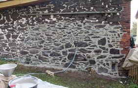 Neues Einsatzgebiet im Außenbereich: Sanierung eines gipshaltigen Mauerwerks auf der Basis des neuartigen Bindemittels (Foto: Andreas Hecker). Neues Einsatzgebiet im Außenbereich: Sanierung eines gipshaltigen Mauerwerks auf der Basis des neuartigen Bindemittels (Foto: Andreas Hecker).