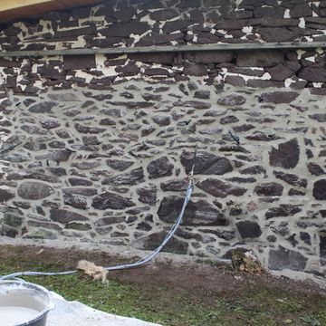 Neues Einsatzgebiet im Außenbereich: Sanierung eines gipshaltigen Mauerwerks auf der Basis des neuartigen Bindemittels (Foto: Andreas Hecker). 