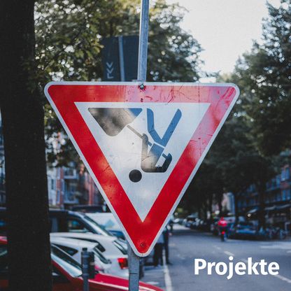 Foto von einem Verkehrsbaustellenschild, welches auf dem Kopf steht mit Überschrift: Projekte