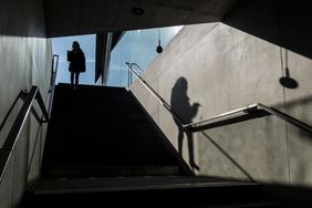Suche nach dem versteckten Mikrofon (Foto: Ludwig Berger)