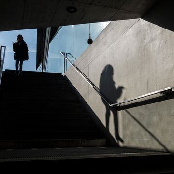 Suche nach dem versteckten Mikrofon (Foto: Ludwig Berger)