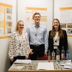Den ersten Preis in der Sparte »Jugend forscht« im Bereich Chemie erhielten Luisa Fechner, Manuel Paul und Greta Diederich (v.l.) vom Staatlichen Gymnasium »Albert Schweitzer« in Erfurt für ihr Projekt »Untersuchung der Eigenschaften von PET während des Recyclingprozesses«. (Foto: Bauhaus-Universität Weimar/ Dominique Wollniok)
