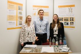 Foto: Bauhaus-Universität Weimar/ Dominique Wollniok Den ersten Preis in der Sparte »Jugend forscht« im Bereich Chemie erhielten Luisa Fechner, Manuel Paul und Greta Diederich (v.l.) vom Staatlichen Gymnasium »Albert Schweitzer« in Erfurt für ihr Projekt »Untersuchung der Eigenschaften von PET während des Recyclingprozesses«. (Foto: Bauhaus-Universität Weimar/ Dominique Wollniok)