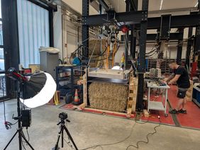 Seitlich deformationsbehinderter Strohballen im Prüfstand Seitlich deformationsbehinderter Strohballen im Prüfstand