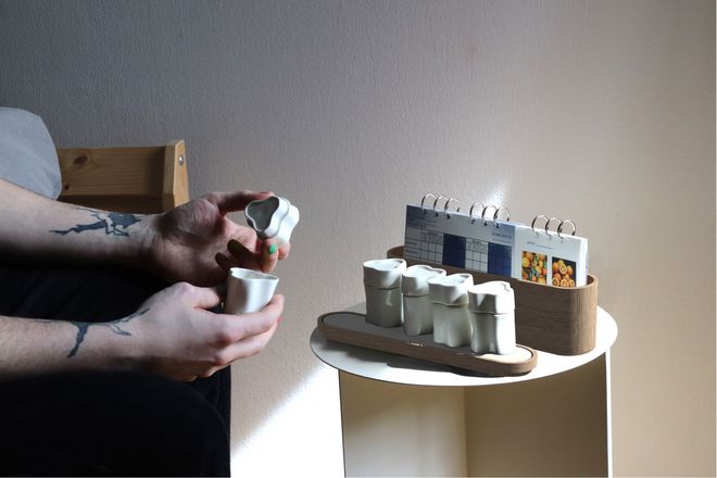 Person hält Porcellangefäß in der Hand