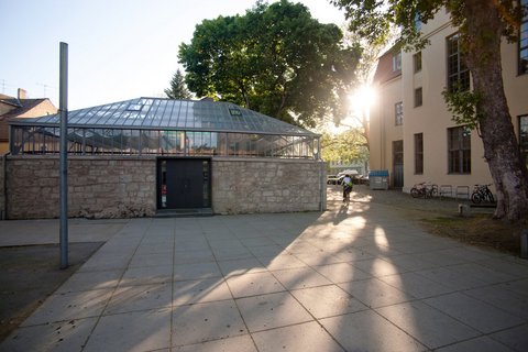 Besichtungen und Porgramm von 18 bis 22 Uhr Das Bauhaus.Atelier im Licht der tiefstehenden Sonne. Foto: Jens Hauspurg